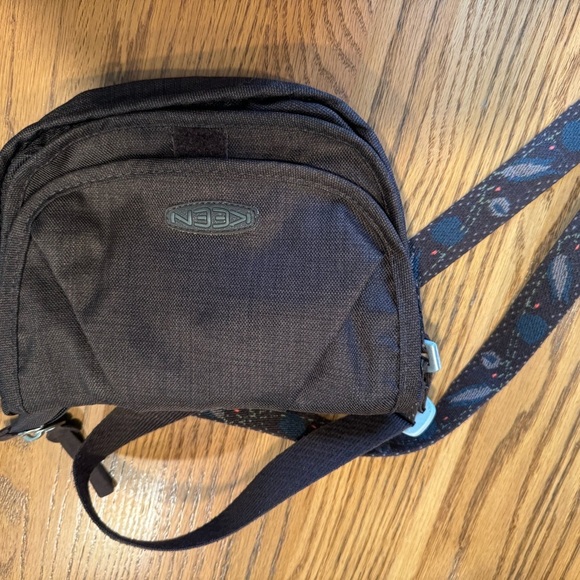 Keen Montclair Crossbody Bag EUC - Picture 8 of 8